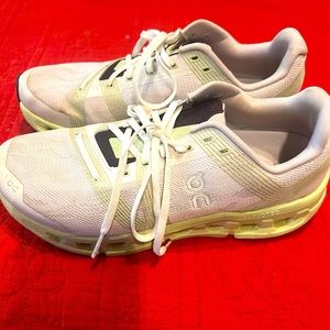 On Cloud running shoes 💚